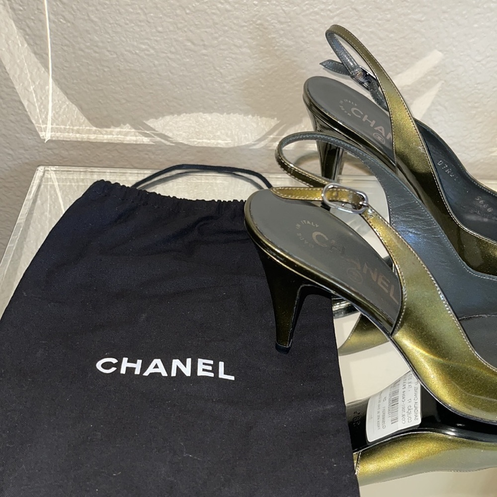 CHANEL HEELS NEW  38.5 PATENT‎ LEATHER METALLIC OLIVE GREEN 🫒 CHANEL DUST BAG - Picture 17 of 17